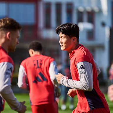 Minjae Kim läuft sich mit den Kollegen warm im Abschlusstraining des FC Bayern vor dem Bundesliga-Spiel gegen Mönchengladbach