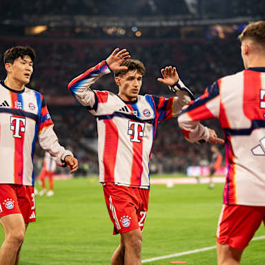 Minjae Kim, Tom Bischof und Joshua Kimmich beim Aufwärmen vor dem Bundesliga-Spiel des FC Bayern gegen Borussia Mönchengladbach.