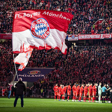 Die Spieler des FC Bayern und von Borussia Mönchengladbach laufen ein.