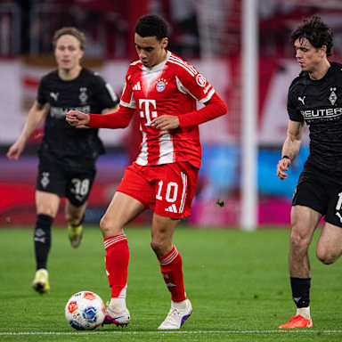 Jamal Musiala dribbelt mit dem Ball im Bundesliga-Spiel des FC Bayern gegen Borussia Mönchengladbach.