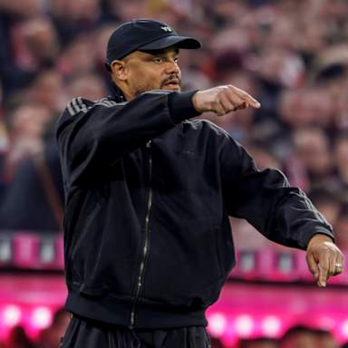 Vincent Kompany coacht an der Seitenlinie im Bundesliga-Spiel des FC Bayern gegen Borussia Mönchengladbach.