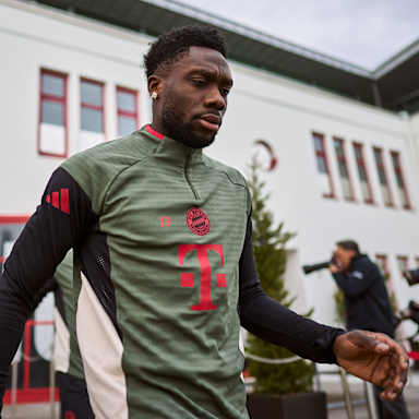 Alphonso Davies auf dem Weg zum Platz im Abschlusstraining des FC Bayern vor dem Champions League-Achtelfinale in Bergamo