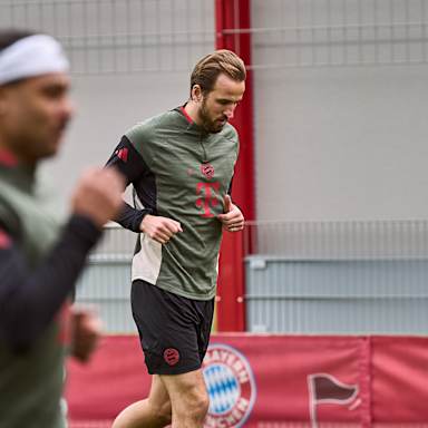 Harry Kane beim Warmlaufen im Abschlusstraining des FC Bayern vor dem Champions League-Achtelfinale in Bergamo