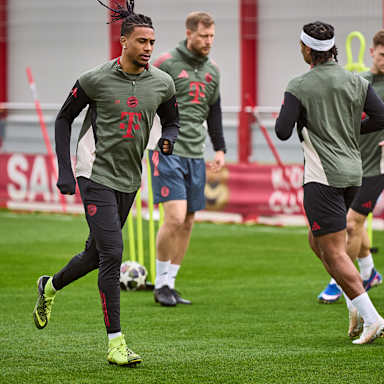 Michael Olise läuft sich warm im Abschlusstraining des FC Bayern vor dem Champions League-Achtelfinale in Bergamo