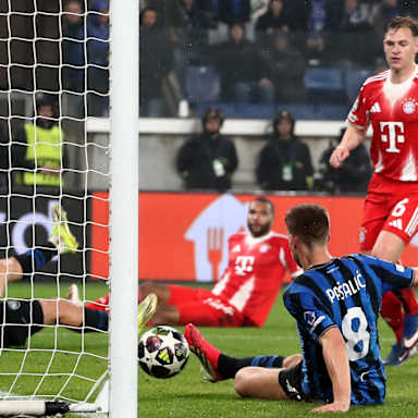 Bergamos Pasalic erzielt das 1:6 im Hinspiel des FC Bayern bei Atalanta Bergamo im Champions League Achtelfinale