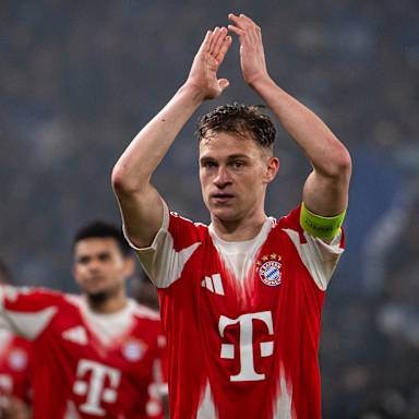 Joshua Kimmich applaudiert in Richtung Fans im Hinspiel des FC Bayern bei Atalanta Bergamo im Champions League Achtelfinale