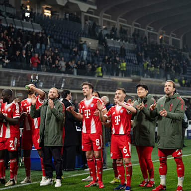 Das Team jubelt vor den mitgereisten Fans im Hinspiel des FC Bayern bei Atalanta Bergamo im Champions League Achtelfinale
