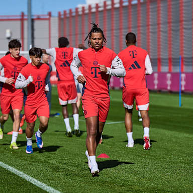 Serge Gnabry und Teamkollegen beim Warmlaufen im Abschlusstraining des FC Bayern vor dem Spiel in Leverkusen