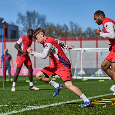 Lennart Karl setzt zum Sprint an im Abschlusstraining des FC Bayern vor dem Spiel in Leverkusen