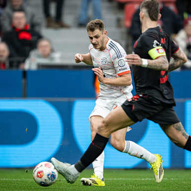 Josiip Stanisic spielt einen Pass im Bundesliga-Spiel des FC Bayern bei Bayer 04 Leverkusen
