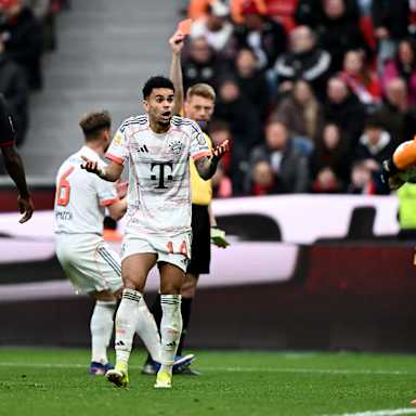 Christian Dingert zeigt Luis Diaz die Gelb-Rote Karte im Bundesliga-Spiel des FC Bayern bei Bayer 04 Leverkusen