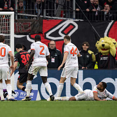 Sven Ulreich zeigt eine Parade im Bundesliga-Spiel des FC Bayern bei Bayer 04 Leverkusen
