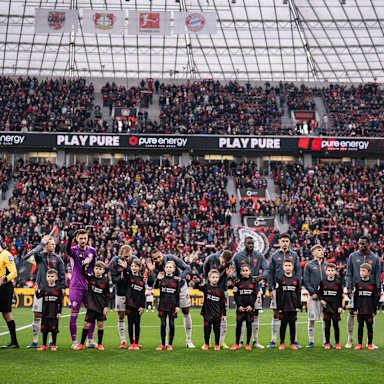 Teams nehmen Aufstellung auf dem Rasen im Bundesliga-Spiel des FC Bayern bei Bayer 04 Leverkusen