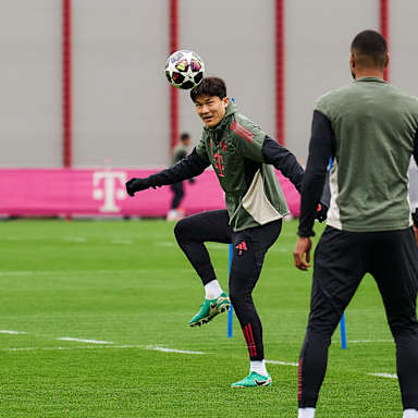 Minjae Kim jingliert mit Ball im Abschlusstraining des FC Bayern vor dem Achtelfinal-Rückspiel in der Champions League gegen Atalanta Bergamo