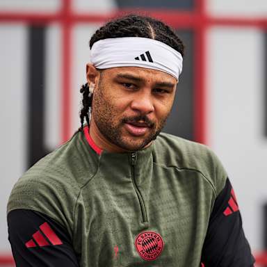 Serge Gnabry betritt den Platz vor dem Abschlusstraining des FC Bayern vor dem Achtelfinal-Rückspiel in der Champions League gegen Atalanta Bergamo