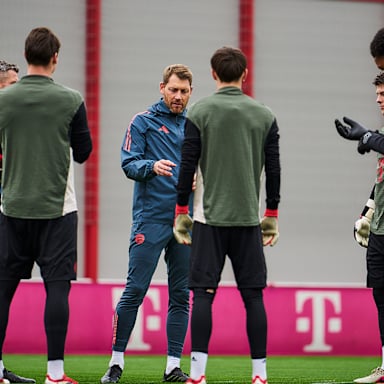 Das Torhüter-Team bespricht sich auf dem Rasen im Abschlusstraining des FC Bayern vor dem Achtelfinal-Rückspiel in der Champions League gegen Atalanta Bergamo