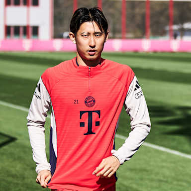 Hiroki Ito auf dem Weg zum Platz im Abschlusstraining des FC Bayern vor dem Heimspiel gegen Union Berlin