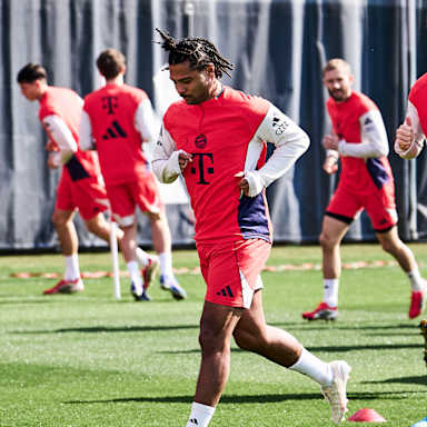 Serge Gnabry beim Warmlaufen im Abschlusstraining des FC Bayern vor dem Heimspiel gegen Union Berlin