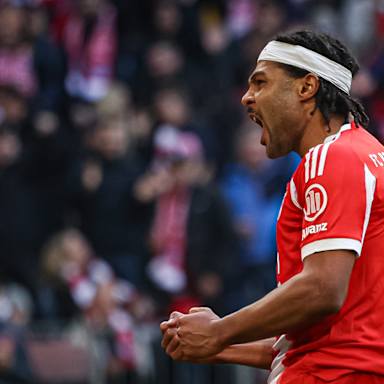 Serge Gnabry schreit vor Freude und ballt die Fäuste während des Heimspiels des FC Bayern in der Bundesliga gegen den 1. FC Union Berlin