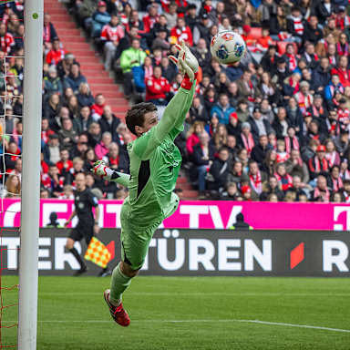 Jonas Urbig pariert während während des Heimspiels des FC Bayern in der Bundesliga gegen den 1. FC Union Berlin