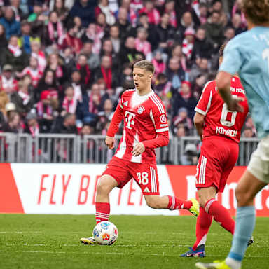 Erblin Osmani gibt sein Debüt während des Heimspiels des FC Bayern in der Bundesliga gegen den 1. FC Union Berlin