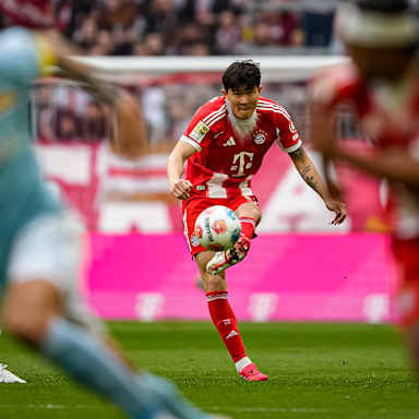Minjae Kim schlägt einen weiten Ball während des Heimspiels des FC Bayern in der Bundesliga gegen den 1. FC Union Berlin