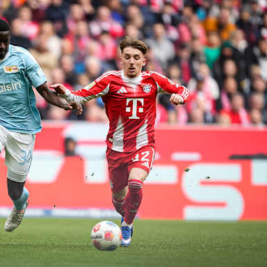 Lennart Karl im Laufduell während des Heimspiels des FC Bayern in der Bundesliga gegen den 1. FC Union Berlin