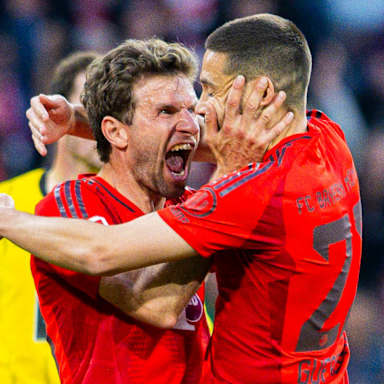 Raphaël Guerreiro mit Thomas Müller beim FC Bayern