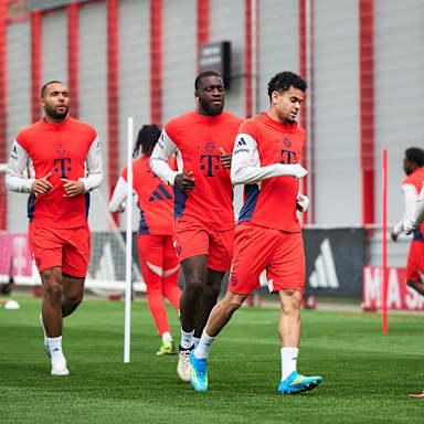 Die Spieler des FC Bayern laufen sich vor einer Trainingseinheit warm.