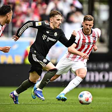 Lennart Karl im Laufduell während des Gastspiels des FC Bayern in der Bundesliga beim SC Freiburg