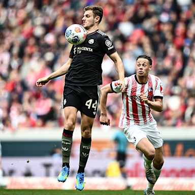 Josip Stanišić nimmt den Ball mit der Brust an während des Gastspiels des FC Bayern in der Bundesliga beim SC Freiburg