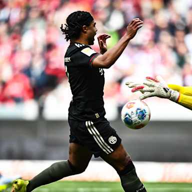 Noah Atubolu kommt gerade so vor Serge Gnabry an den Ball während des Gastspiels des FC Bayern in der Bundesliga beim SC Freiburg