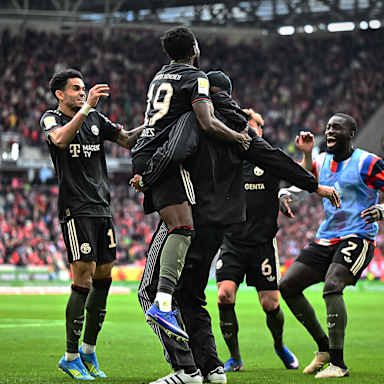 Alphonso Davies springt Vincent Kompany in die Armewährend des Gastspiels des FC Bayern in der Bundesliga beim SC Freiburg