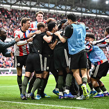 Jubeltraube während des Gastspiels des FC Bayern in der Bundesliga beim SC Freiburg