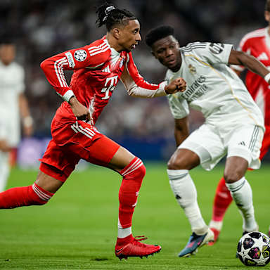 Michael Olise im Dribbling während des Viertelfinal-Hinspiels des FC Bayern bei Real Madrid