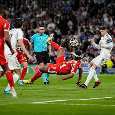Serge Gnabry mit einem Fallrückzieher während des Viertelfinal-Hinspiels des FC Bayern bei Real Madrid