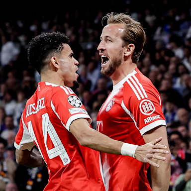 Harry Kane und Luis Díaz schreien vor Freude während des Viertelfinal-Hinspiels des FC Bayern bei Real Madrid