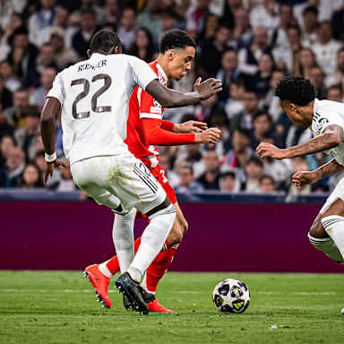 Jamal Musiala im Dribbling während des Viertelfinal-Hinspiels des FC Bayern bei Real Madrid