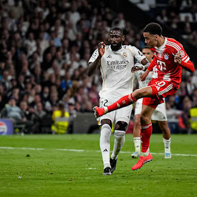 Jamal Musiala beim Torschuss während des Viertelfinal-Hinspiels des FC Bayern bei Real Madrid