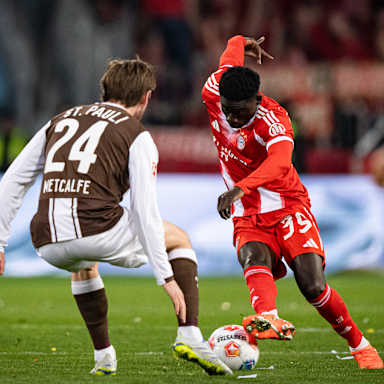 Sapoko Ndiaye am Ball im Bundesliga-Spiel des FC Bayern beim FC St. Pauli