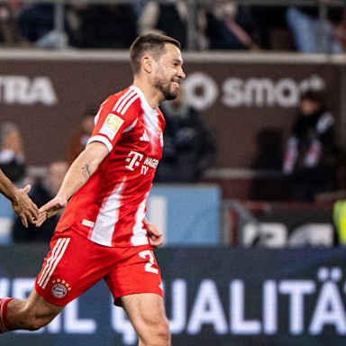 Raphael Guerrreiro jubelt nach dem 5:0 im Bundesliga-Spiel des FC Bayern beim FC St. Pauli
