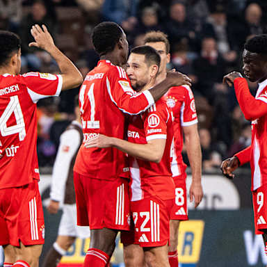 Raphael Guerreiro jubelt mit den Teamkollegen nach dem 5:0 im Bundesligaspiel des FC Bayern beim FC St. Pauli