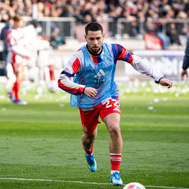 Raphael Guerreiro beim Warm-up vor dem Bundesliga-Spiel des FC Bayern beim FC St. Pauli
