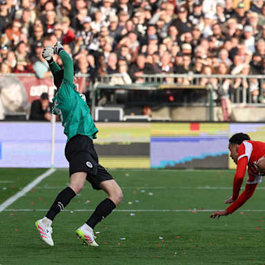 Jamal Musiala erzielt das 1:0 per Kopf im Bundesliga-Spiel des FC Bayern beim FC St. Pauli