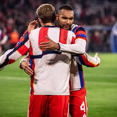 Harry Kane und Jonathan Tah umarmen sich vor dem Champions League-Viertelfinale zwischen dem FC Bayern und Real Madrid