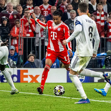 Michael Olise schießt zum 4:3 im im Champions League-Viertelfinale zwischen dem FC Bayern und Real Madrid
