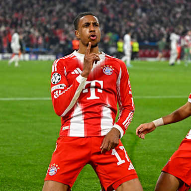 Michael Olise jubelt auf Knien mit Luis Diaz nach dem 4:3 im im Champions League-Viertelfinale zwischen dem FC Bayern und Real Madrid