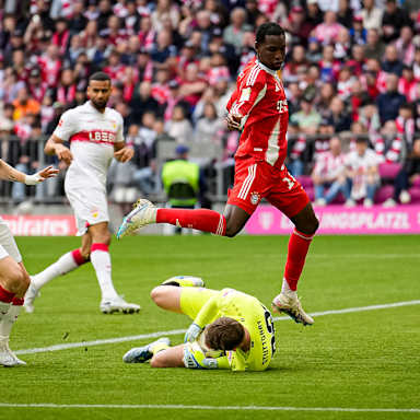 Nicolas Jackson springt über Alexander Nübel während des Bundesliga-Heimspiels des FC Bayern gegen den VfB Stuttgart