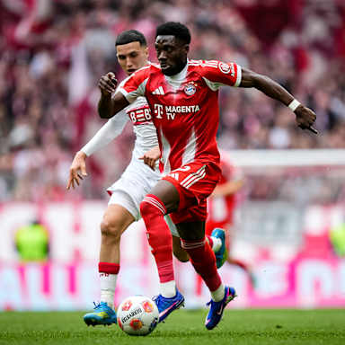 Alphonso Davies mit Ball am Fuß im Laufduell während des Bundesliga-Heimspiels des FC Bayern gegen den VfB Stuttgart
