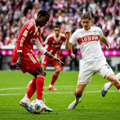 Nicolas Jackson mit Ball am Fuß während des Bundesliga-Heimspiels des FC Bayern gegen den VfB Stuttgart